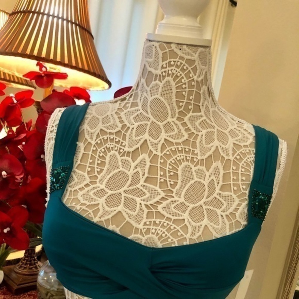 🌸Badgley Mischka Swim Top💚🥂🍾
